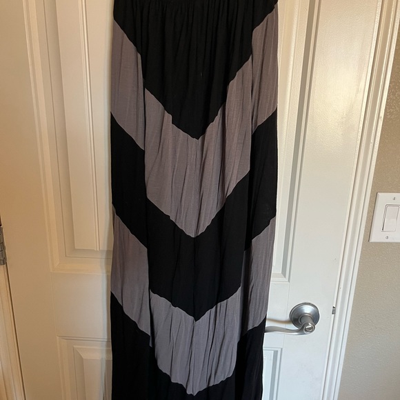Popular Basics Basic Black Maxi  Dress Size L Chevron Black & Grey - Picture 2 of 4